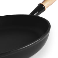 JERNVERKET STEKPANNA 28 CM MED TRÄHANDTAG