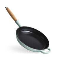 JERNVERKET STEKPANNA 28 CM MED TRÄHANDTAG